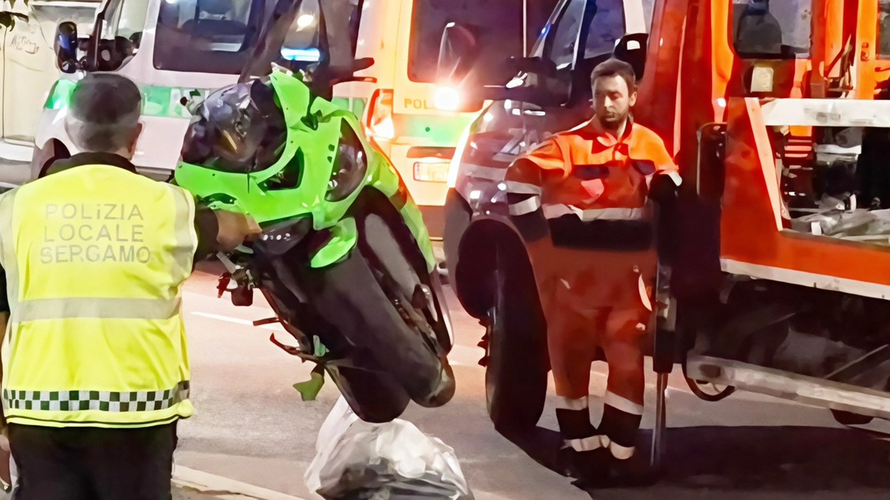 . Kawasaki Ninja sulla quale viaggiava l’uomo di 47 anni che è in gravi condizioni dopo l’incidente a Bergamo