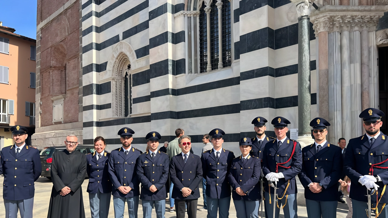 Foto di rito davanti al Duomo per gli agenti di polizia col cappellano don Gianluca Bernardini e il questo Salvatore Barilaro