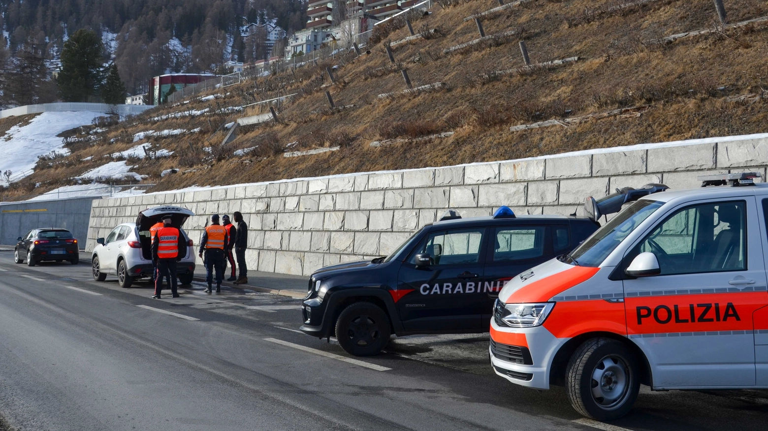 Carabinieri e polizia cantonale svizzera