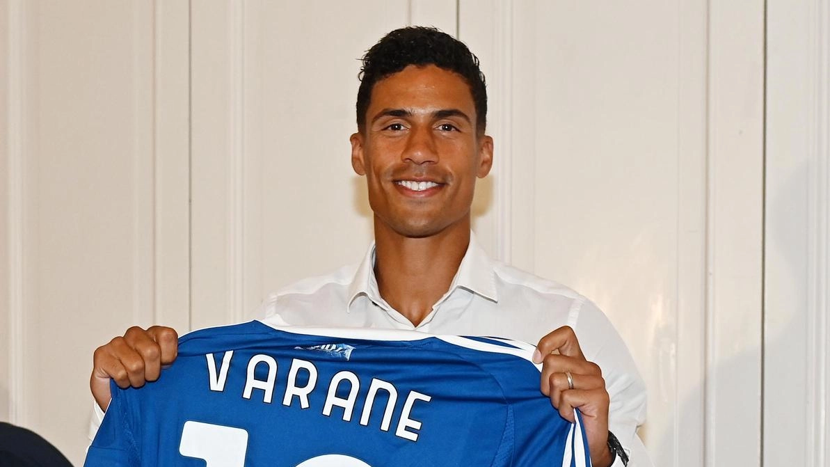 Rafael Varane, 31 anni, in maglia Como nel giorno della presentazione