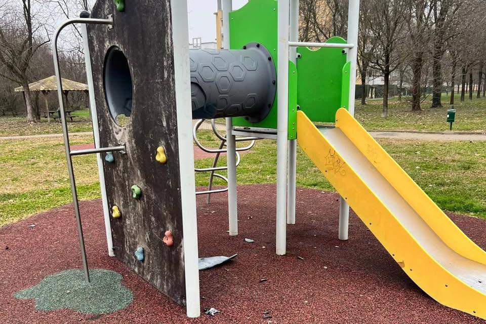 Giochi dei bimbi e gazebo bruciati a Buccinasco: “Dove sono le famiglie dei vandali?”