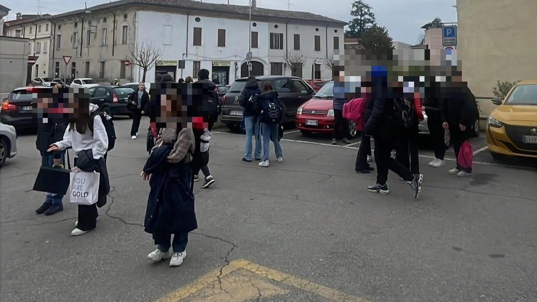 Ragazzini all’ingresso delle medie Attorno alla cittadella scolastica si concentrano centinaia di persone in tempi molto ristretti