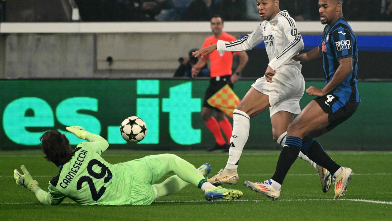 La parata di Matteo Carnesecchi durante il match col Real Madrid