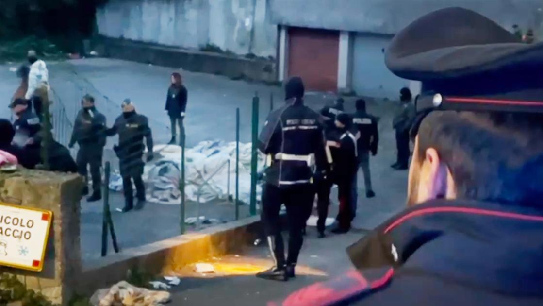 Como, non c’è pace in piazza San Rocco. Sgomberato l’ex oratorio, allontanati i senzatetto