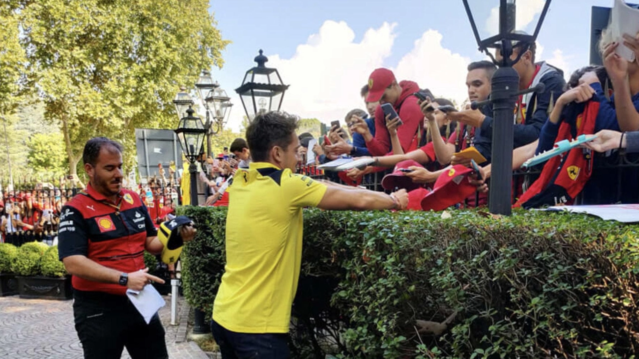 L’idolo dei ferraristi Charles Leclerc assediato dai tifosi nel giardino dell’Hotel de la Ville nel passato Gp