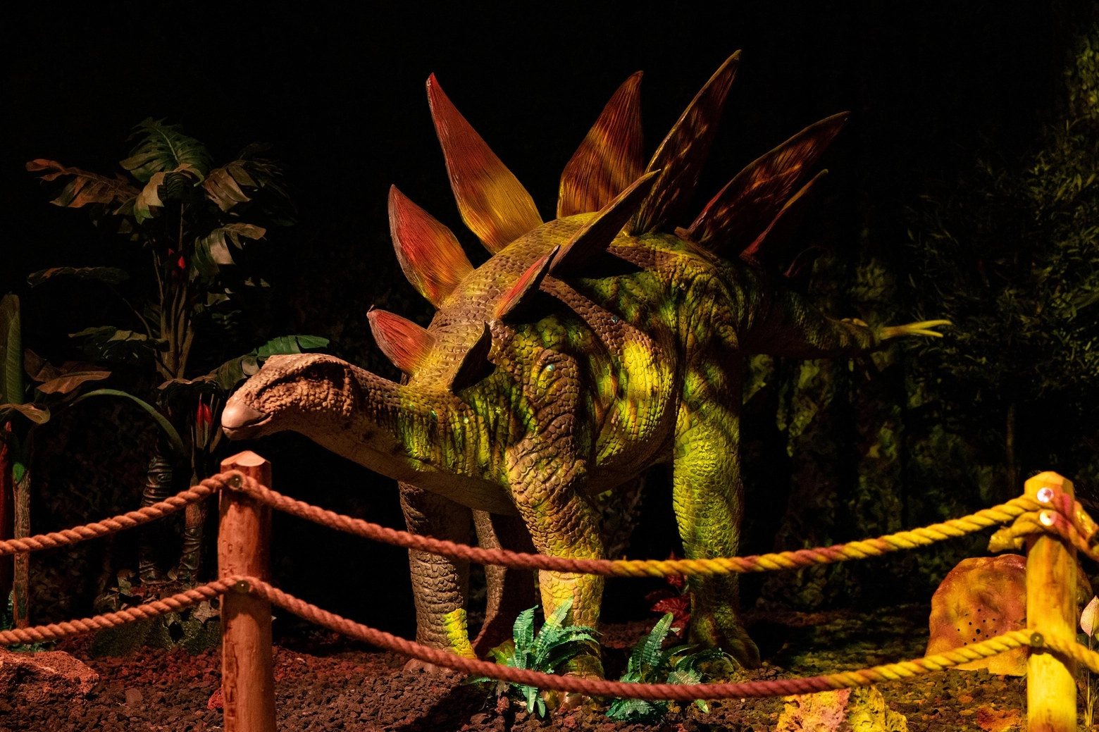 Uno dei dinosauri interattivi di Dinos Alive Milano