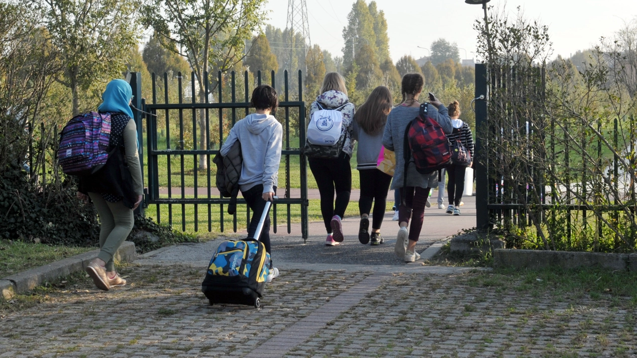 Studenti all'uscita della scuola a Pioltello