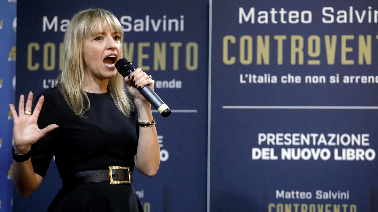 Monza, scintille tra l’eurodeputata e un gruppo di contestatori prima della presentazione del libro di Matteo Salvini. La risposta al coro: “Mi stavo preoccupando dell'assenza delle solite teste di c...o”