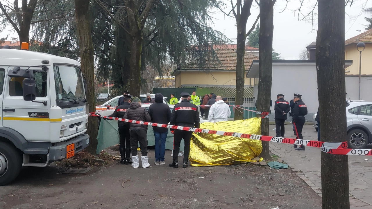 I rilievi dei carabinieri e degli esperti del reparto scientifico sul corpo e sull’auto di Roberto Bolzoni in piazza Omegna a Lodi