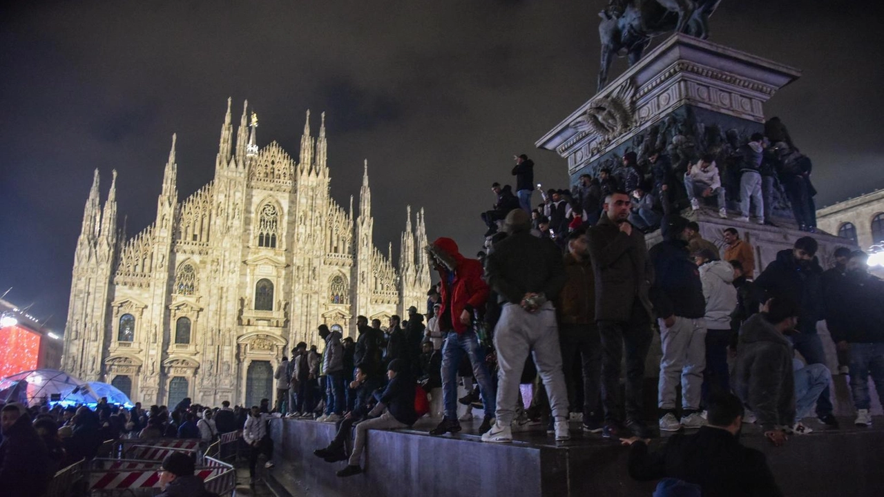 Dopo la mezzanotte la situazione è degenerata in piazza Duomo