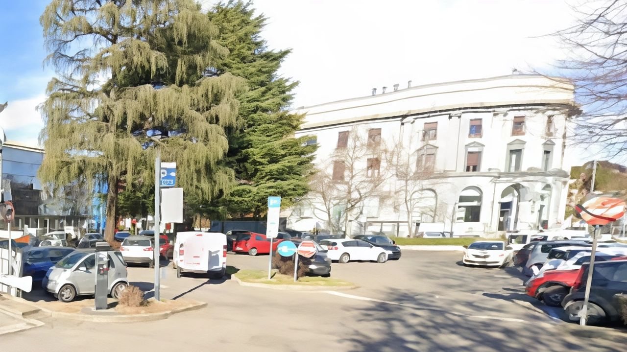 A Saronno, chiuso parcheggio davanti al municipio per riqualificazione con tecnologie Smart Parking. Divisi in due, a pagamento ma gratis per la prima mezz'ora. Lavori fino a metà settembre.