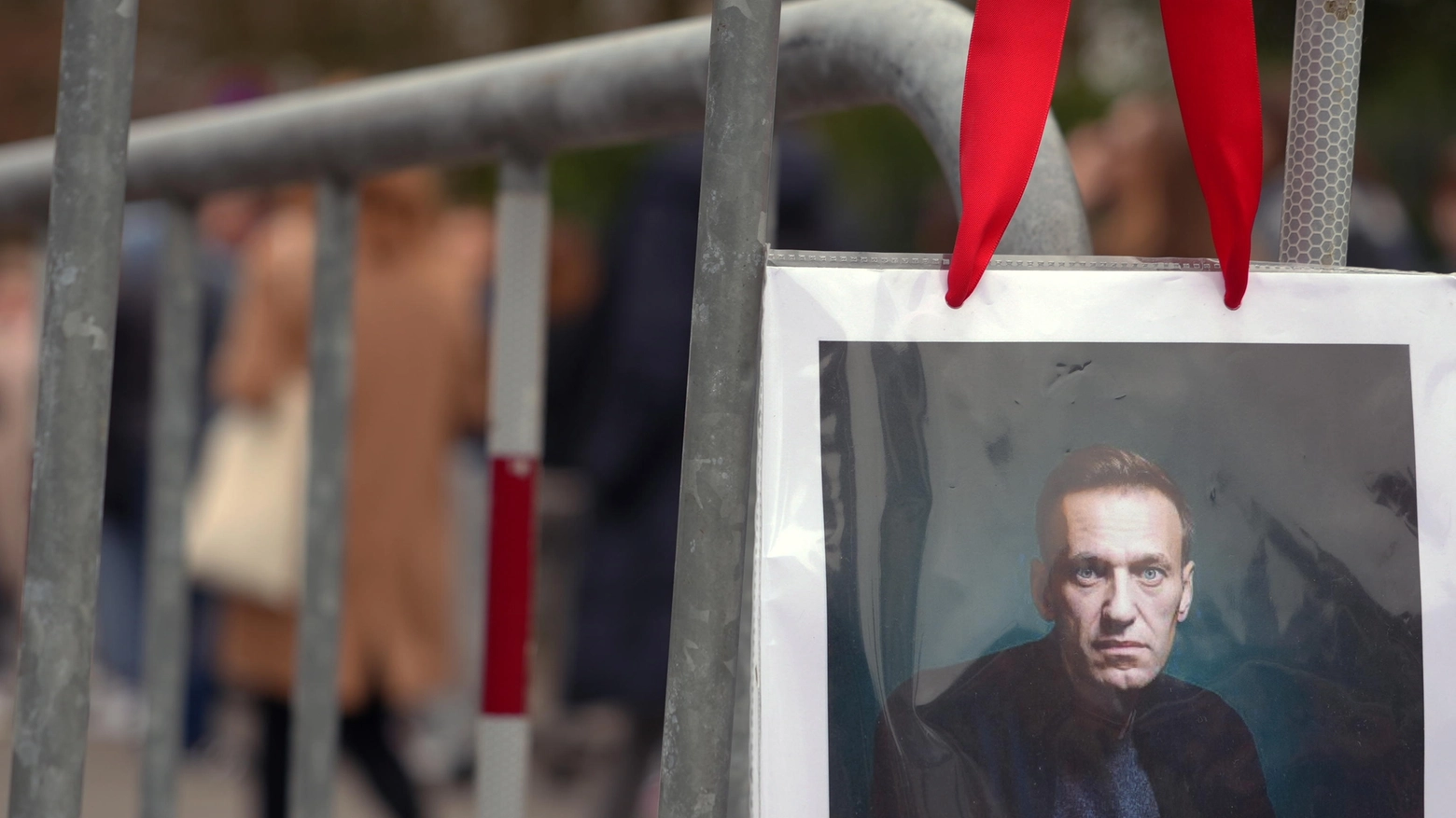 Una manifestazione di protesta per la morte di Alexei Navalny