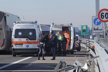 Milano, a piedi sulla tangenziale est: travolto e ucciso da un’auto