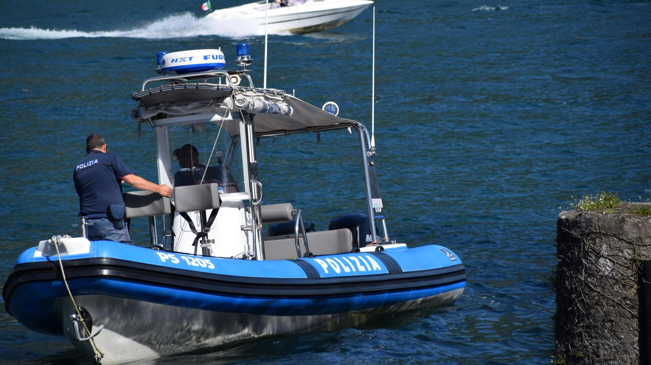 La barca della polizia sul lago di Como