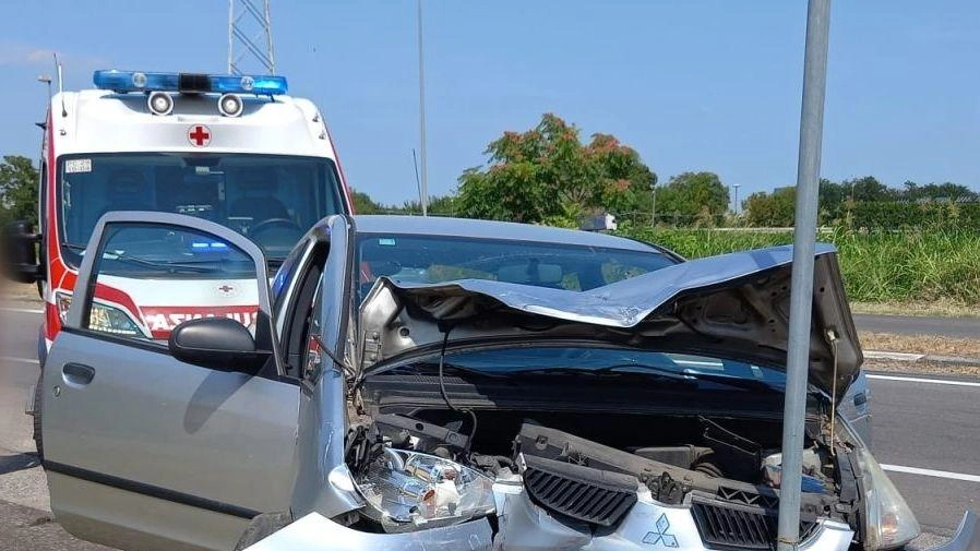 Sei feriti, tra cui due minori, in un incidente a Guardamiglio. Tre auto coinvolte sulla via Emilia, carabinieri e vigili del fuoco sul posto. Feriti soccorsi, nessuno grave.