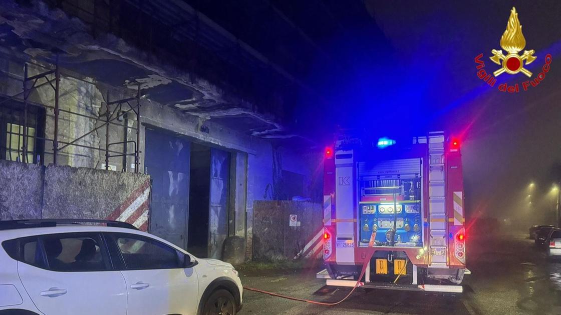 Rogo nell’area dismessa. Senzatetto respira fumo e finisce all’ospedale