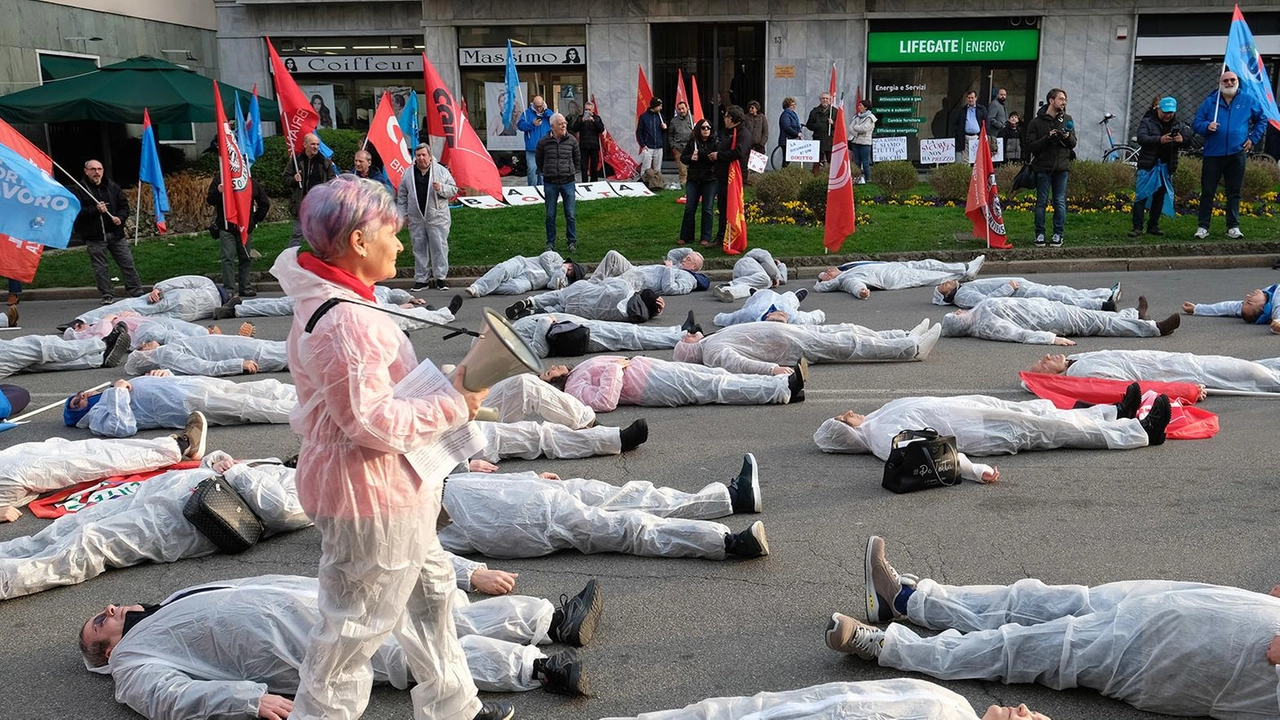 Un recente flashmob della Cgil in centro a Monza contro le morti sul lavoro