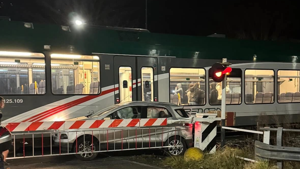 L'auto rimasta bloccata al passaggio a livello di Gianico, nel Bresciano (Foto facebook marpione Camuno)