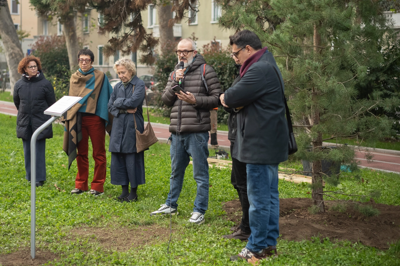 Il padre di Luca, con il microfono in mano, durante il suo intervento in piazzale Susa (Canella)