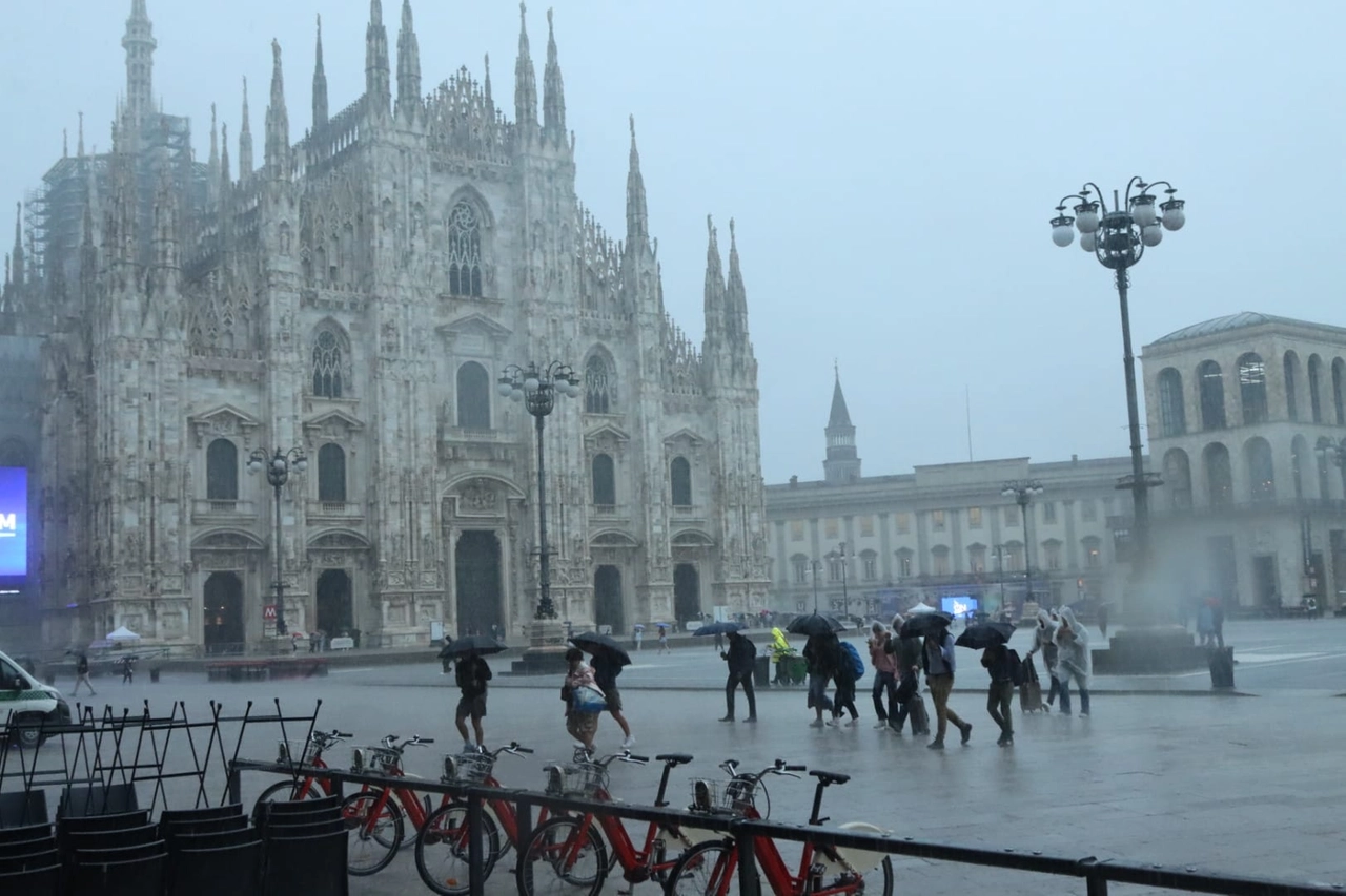 Piazza Duomo sotto la pioggia battente