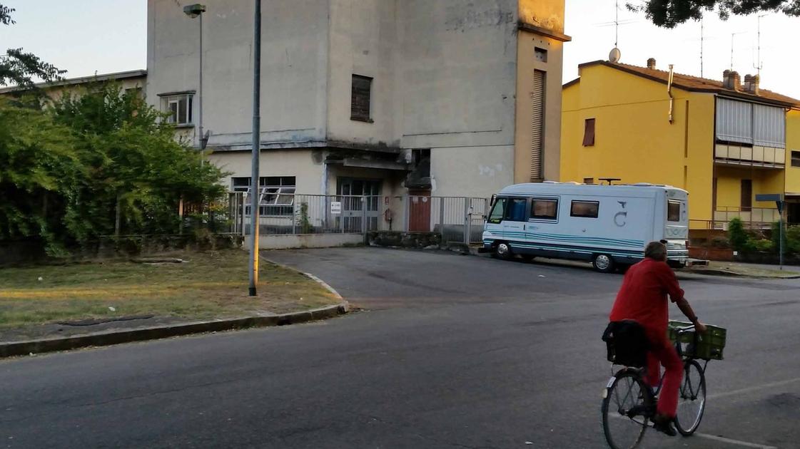 Codogno, la bravata filmata col telefonino: banda di minorenni scala l’acquedotto dell’ex polo chimico