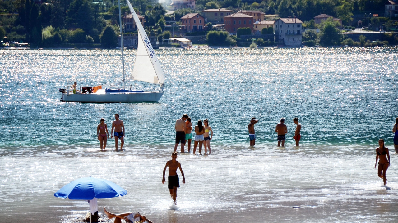 Durante l’estate le sponde del lago ospitano migliaia di lombardi e non solo