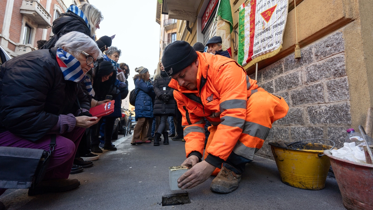 La posa della pietra d'inciampo in via Firenze a Sesto San Giovanni (Spf/Ansa)