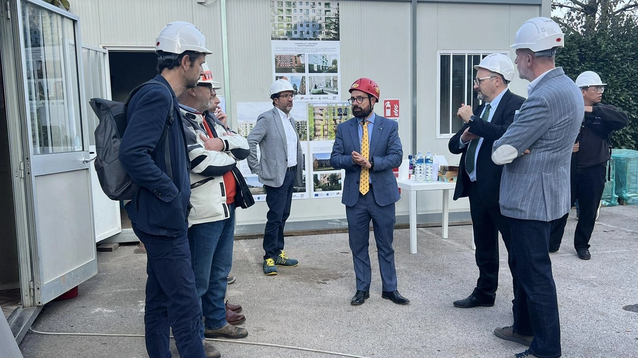 L’assessore alla Casa e all’Housing sociale di Regione Lombardia Paolo Franco in visita al cantiere di via Baradello