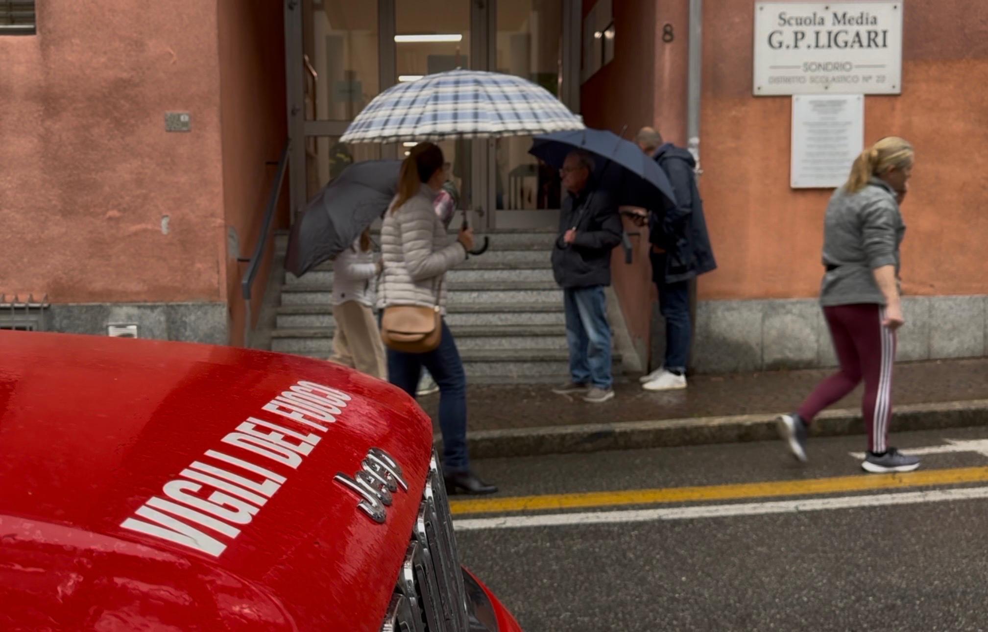 Scuola media Ligari allagata dai vandali. I trecento studenti saranno ospitati in altre scuole