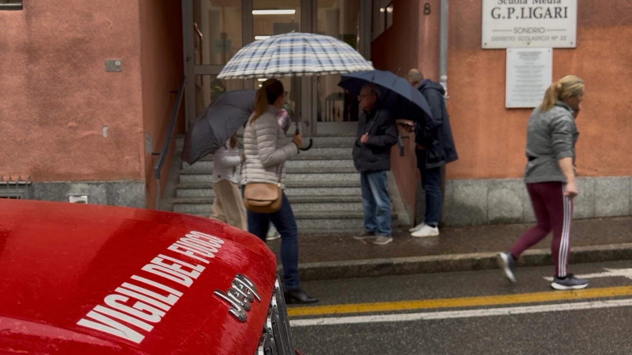 L'ingresso della scuola media Ligari