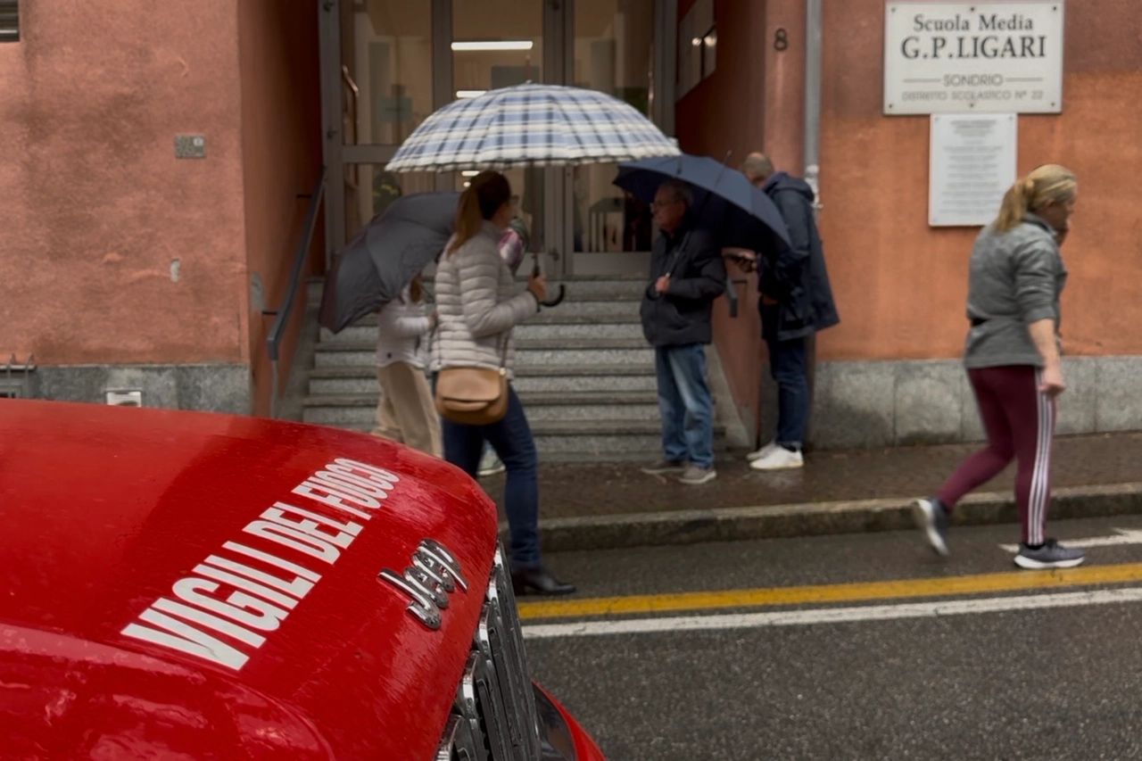 L'ingresso della scuola media Ligari