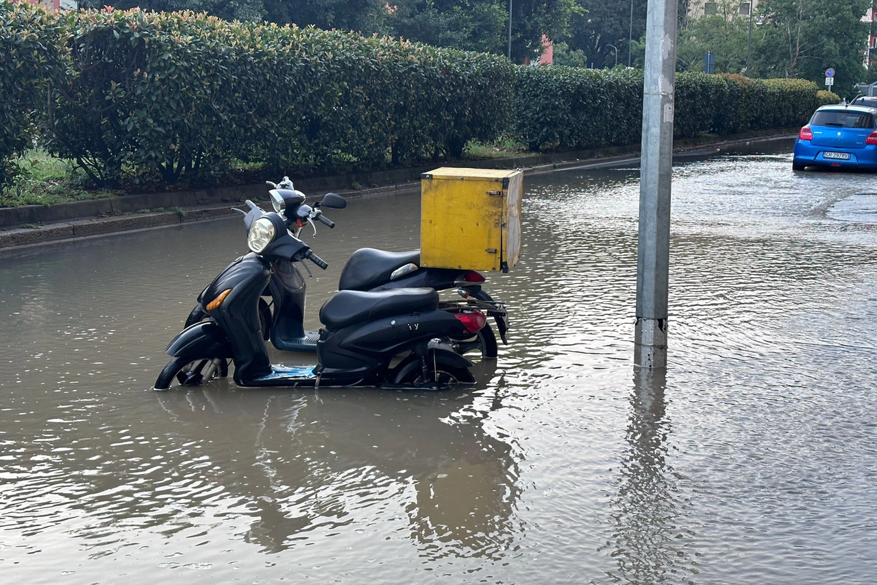 L'allagamento di via Cividale in zona San Siro