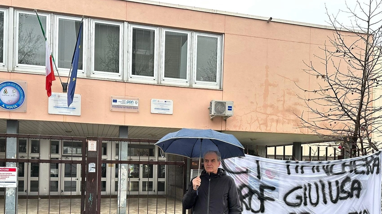 Marco Scaratti davanti all’Itis Volta dove è comparso uno striscione di saluto alla prof trasferita a Cremona