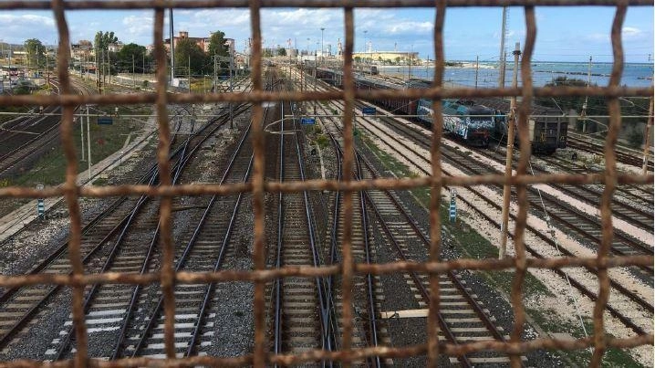 I due ladri sono entrati in azione nello scalo ferroviario di Melzo, sulla linea Milano-Venezia