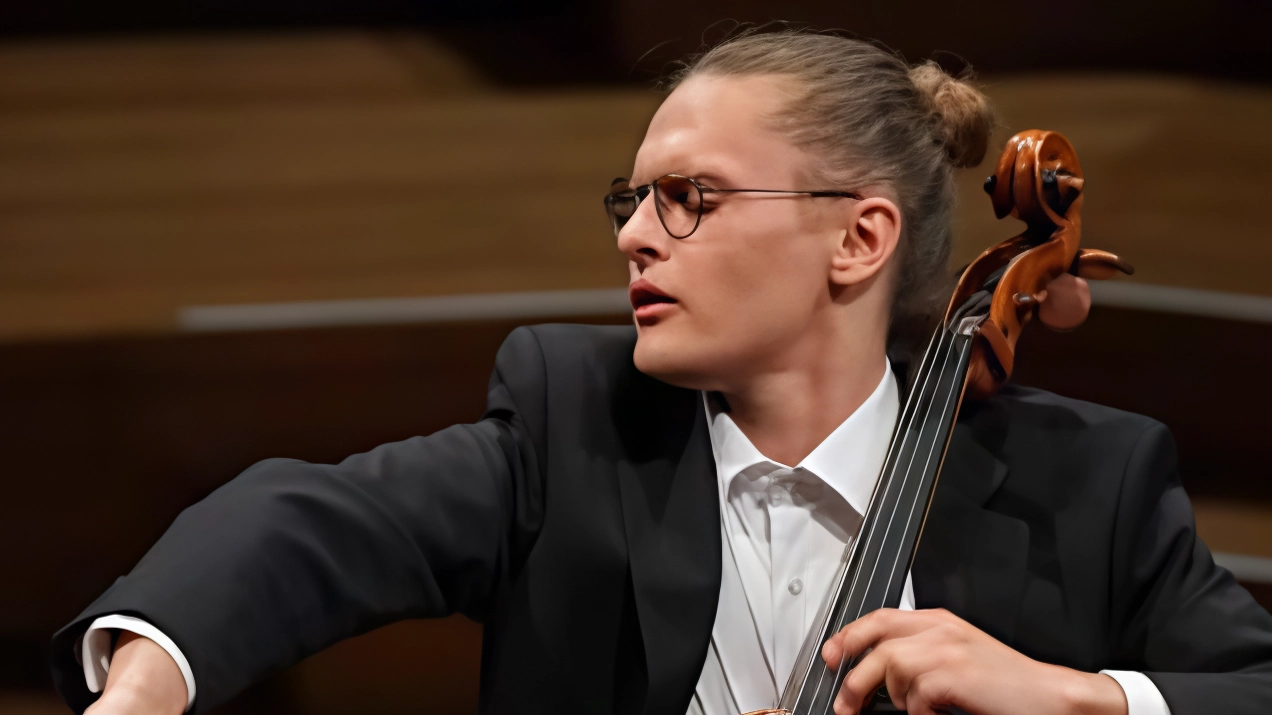 Jeremias Fliedl all’Auditorium di Milano, diretto da Emmanuel Tjeknavorian, domenica alle 16. Con un programma, spiega il direttore musicale...