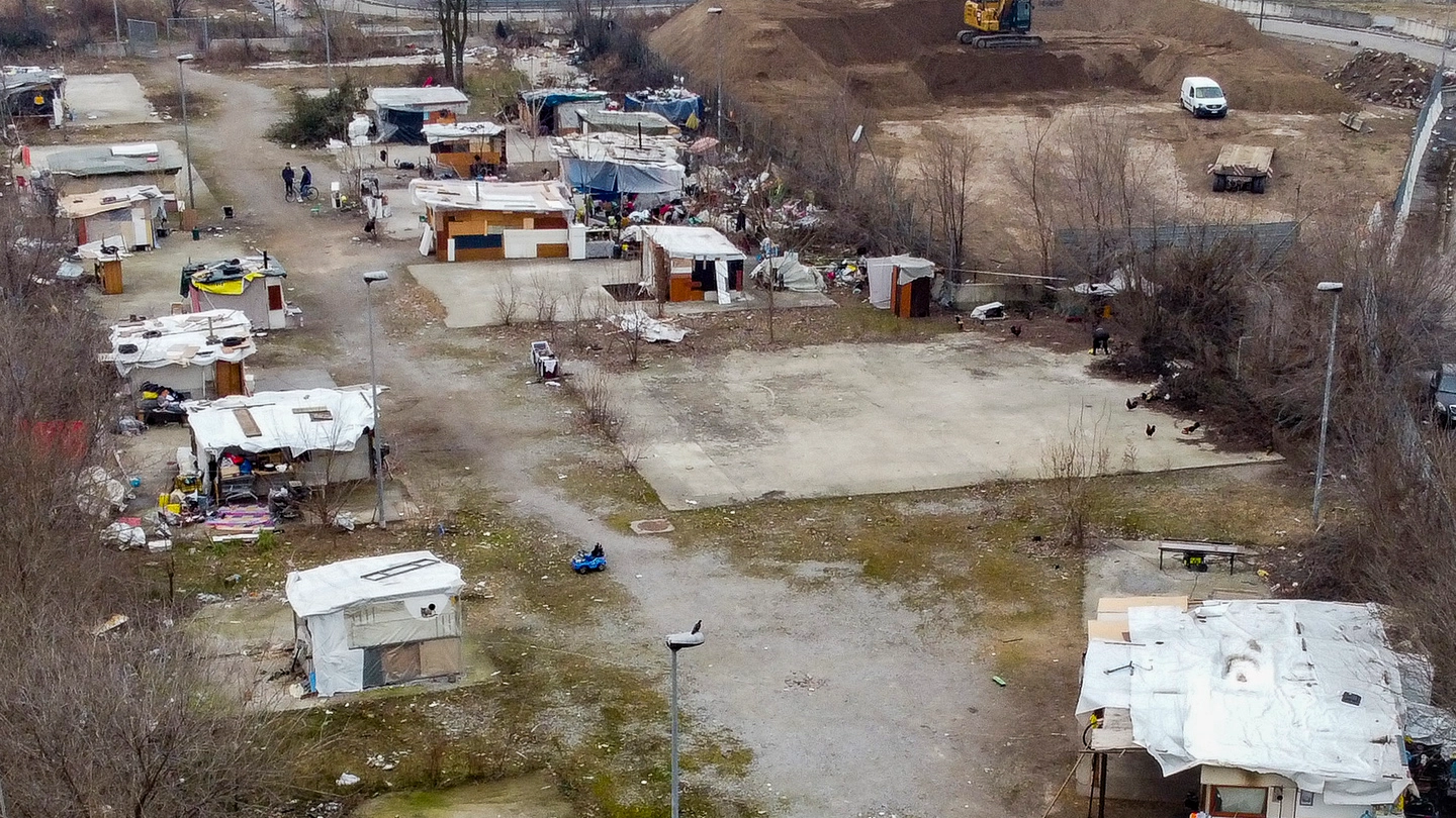 La baracche lungo la striscia di terra di fronte al ponte pedonale di via Toffetti (Foto dal drone di Andrea Fasani)