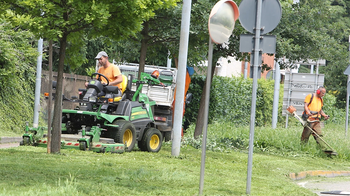 Taglio dell'erba a Desio, i lavori sono partiti