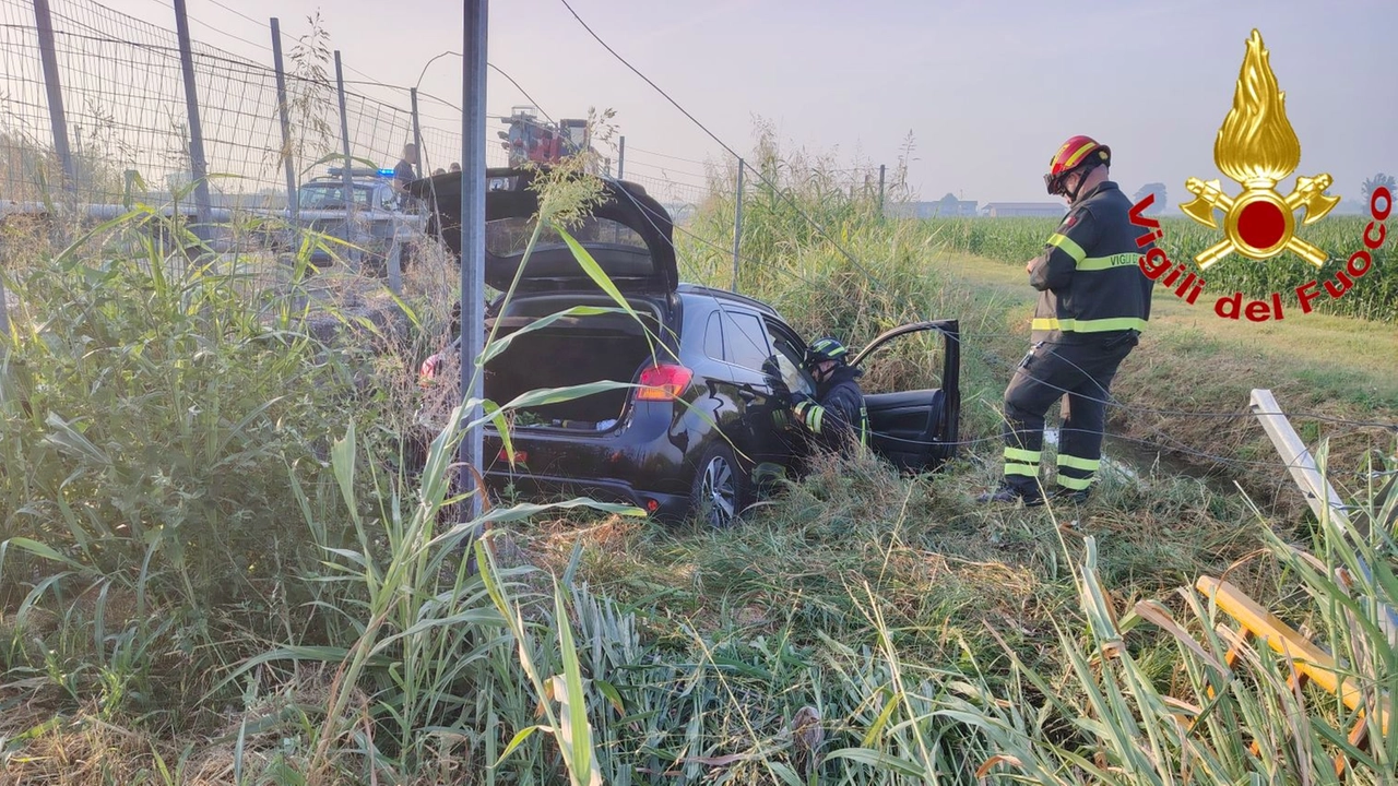 I vigili del fuoco hanno cercato eventuali passeggeri nelle vicinanze