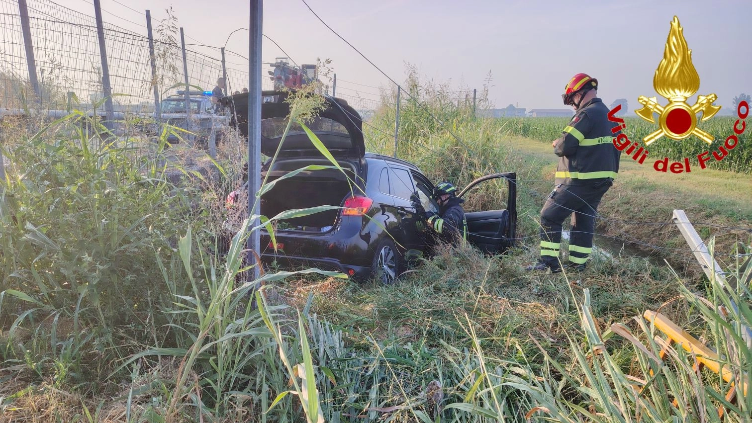 I vigili del fuoco hanno cercato eventuali passeggeri nelle vicinanze 