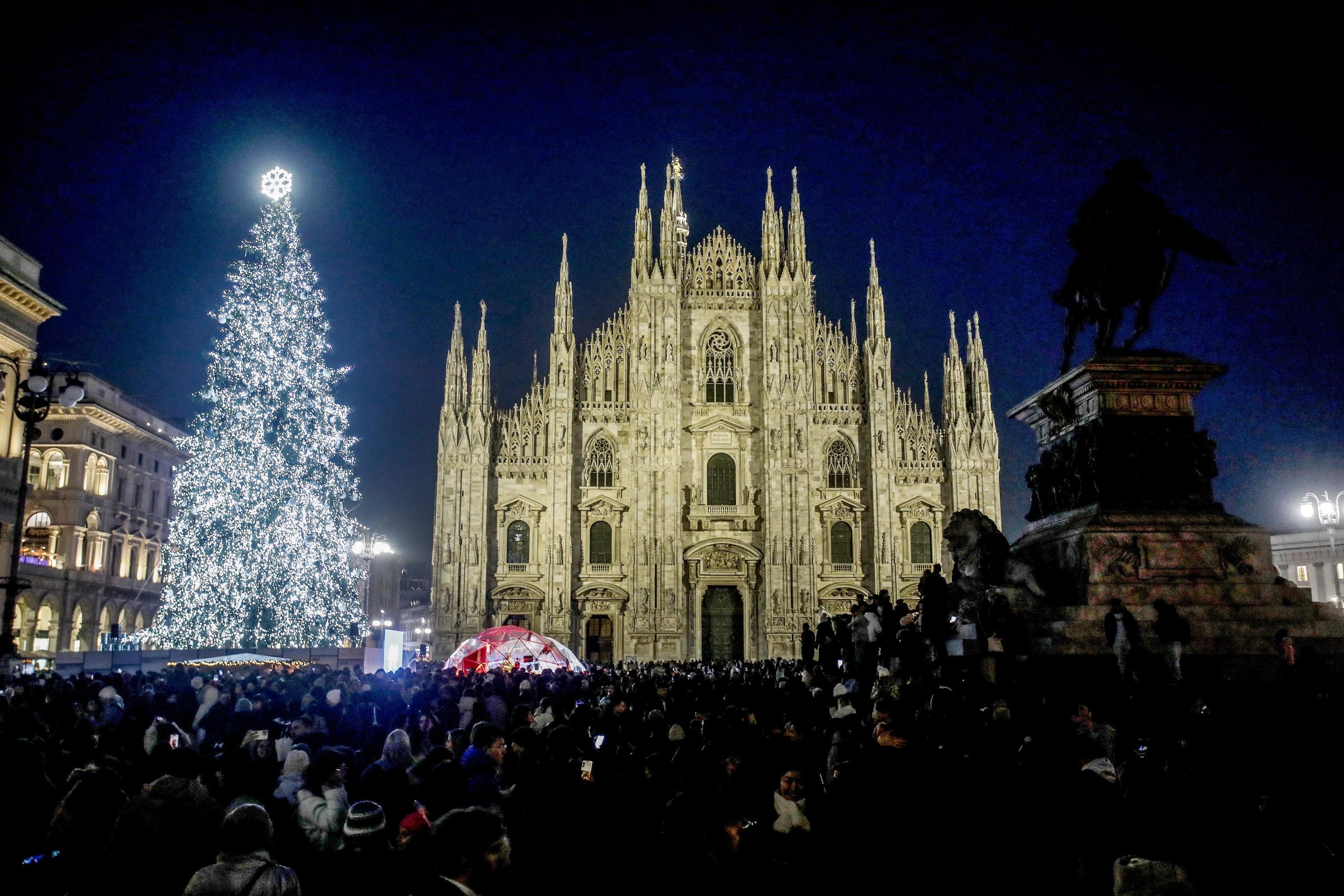 Piazza Duomo: acceso l'albero di Natale "a cinque cerchi"