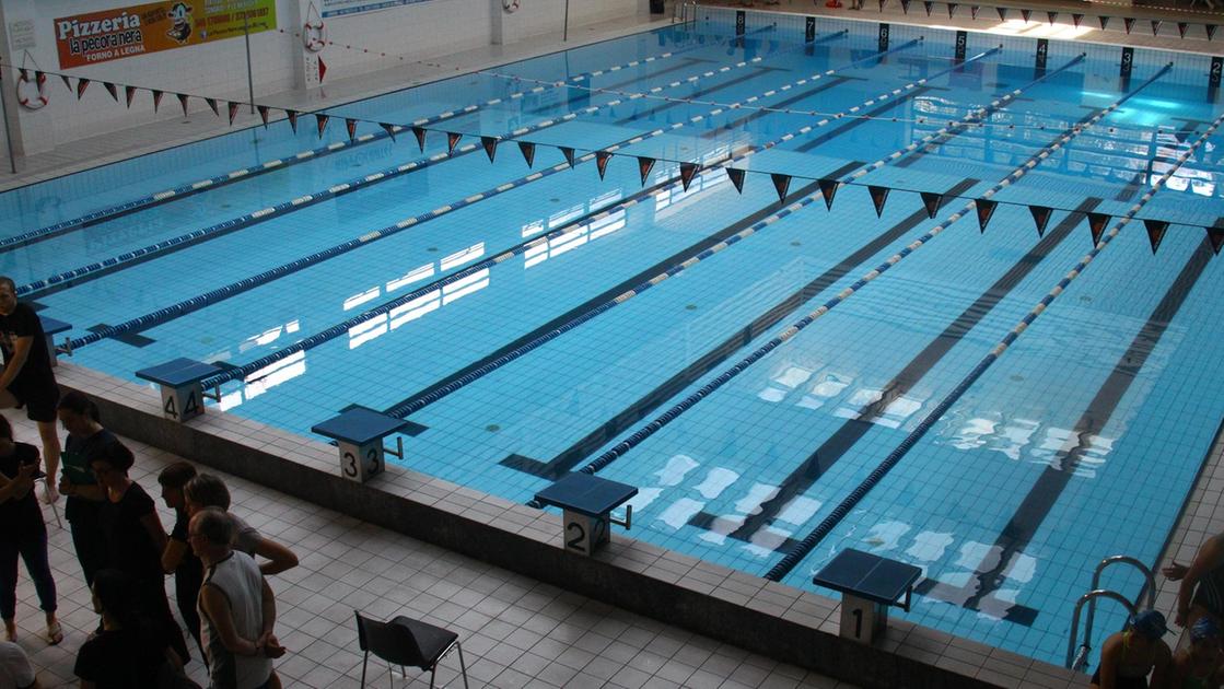 Sondrio, la piscina va avanti per proroghe annuali. Il Pd in Consiglio chiede lumi: “Senza bando niente investimenti”