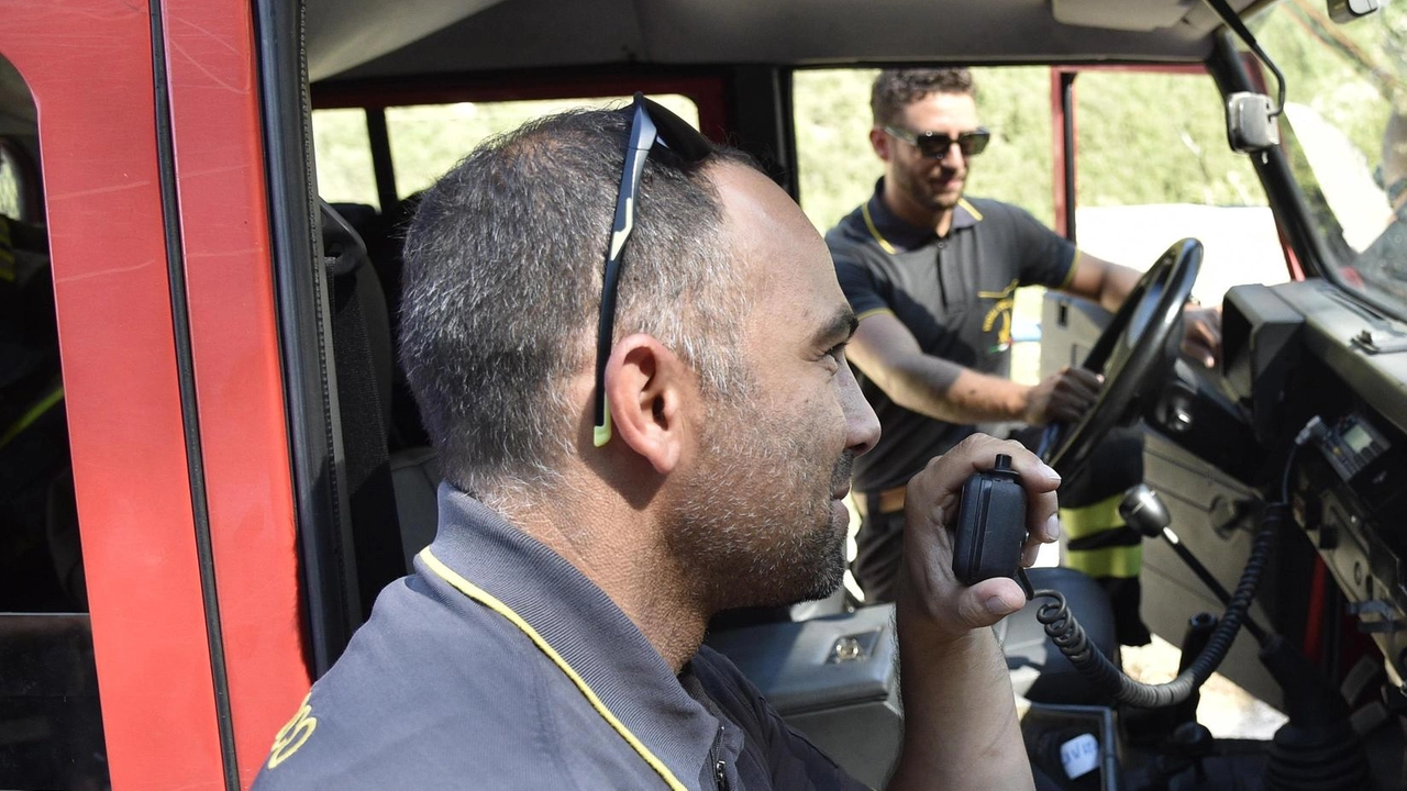 Gli anziani soli durante l'estate a Milano e hinterland: i vigili del fuoco intervengono per soccorrerli, controllare e assistere. Situazione critica con familiari in vacanza.