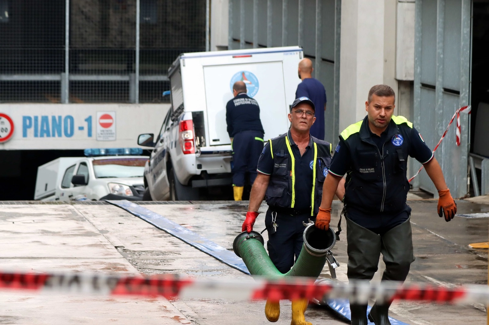 La Protezione civile hanno al lavoro le pompe idrovore