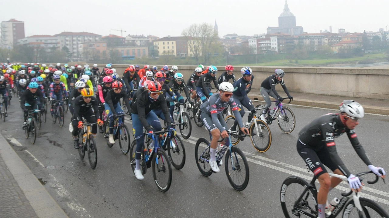 Centinaia di persone lungo il percorso della classicissima di ciclismo nel territorio provinciale. Qualche lamentela da commercianti e automobilisti. Il sindaco: "Leva per il turismo".