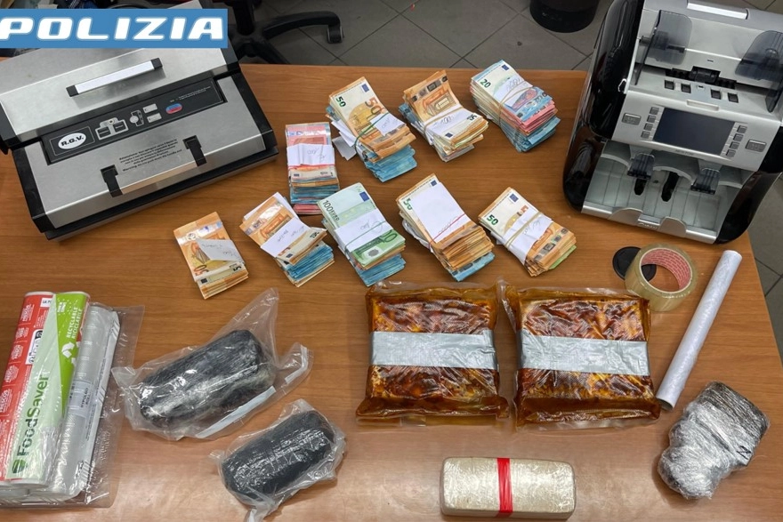 Il materiale sequestrato; a destra, i panetti coperti con la soppressata