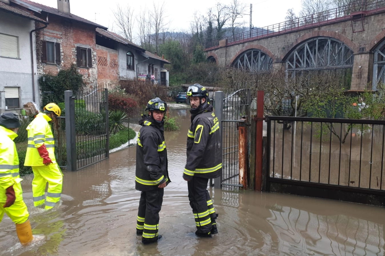 I vigili del fuoco intervenuti per l'esondazione del torrente Viganella a Leggiuno