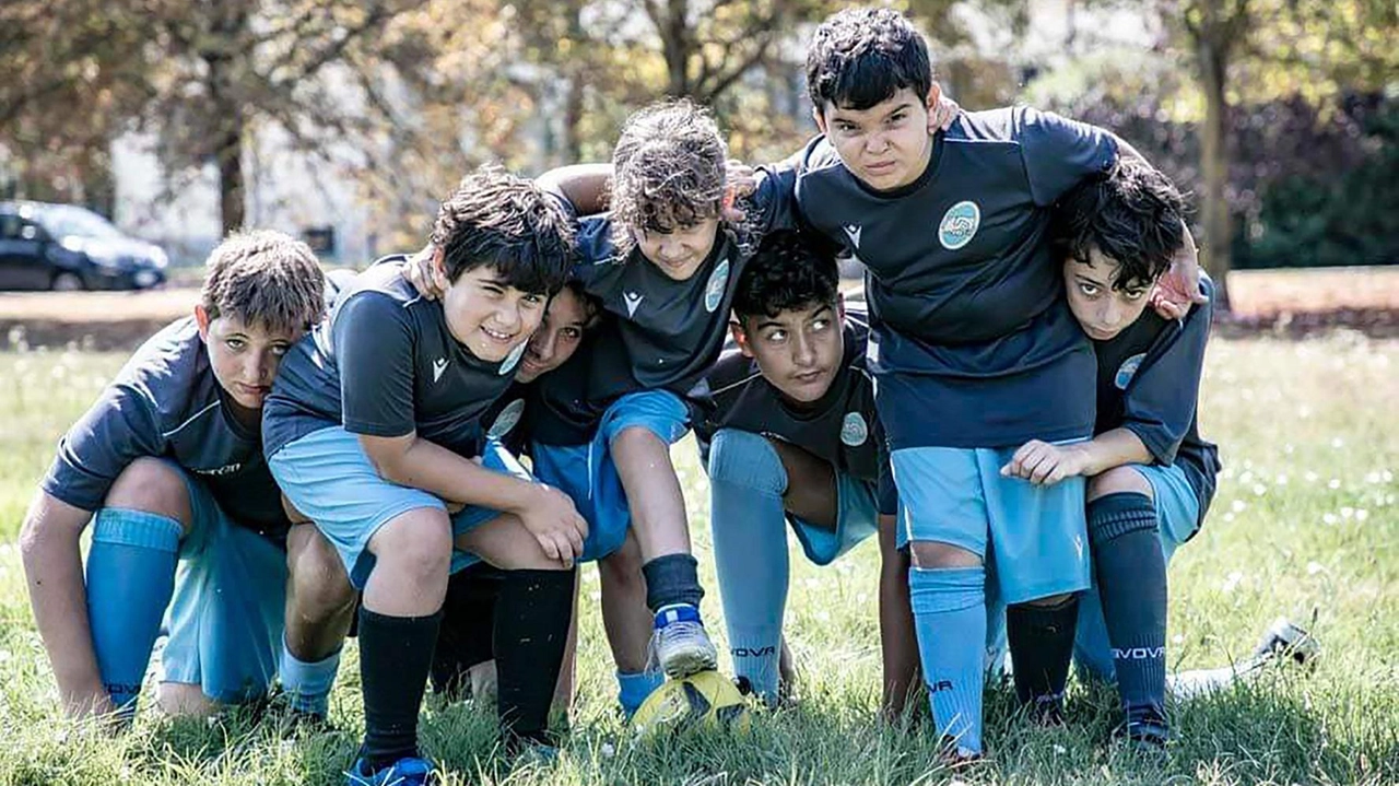 Il Comune di Buccinasco investe oltre 340mila euro per realizzare un nuovo campo da rugby al centro Scirea, dopo la scoperta di amianto nel terreno previsto per i lavori. Il campo sarà adatto anche al calcio, per consentire a bambini e ragazzi di praticare sport in sicurezza.