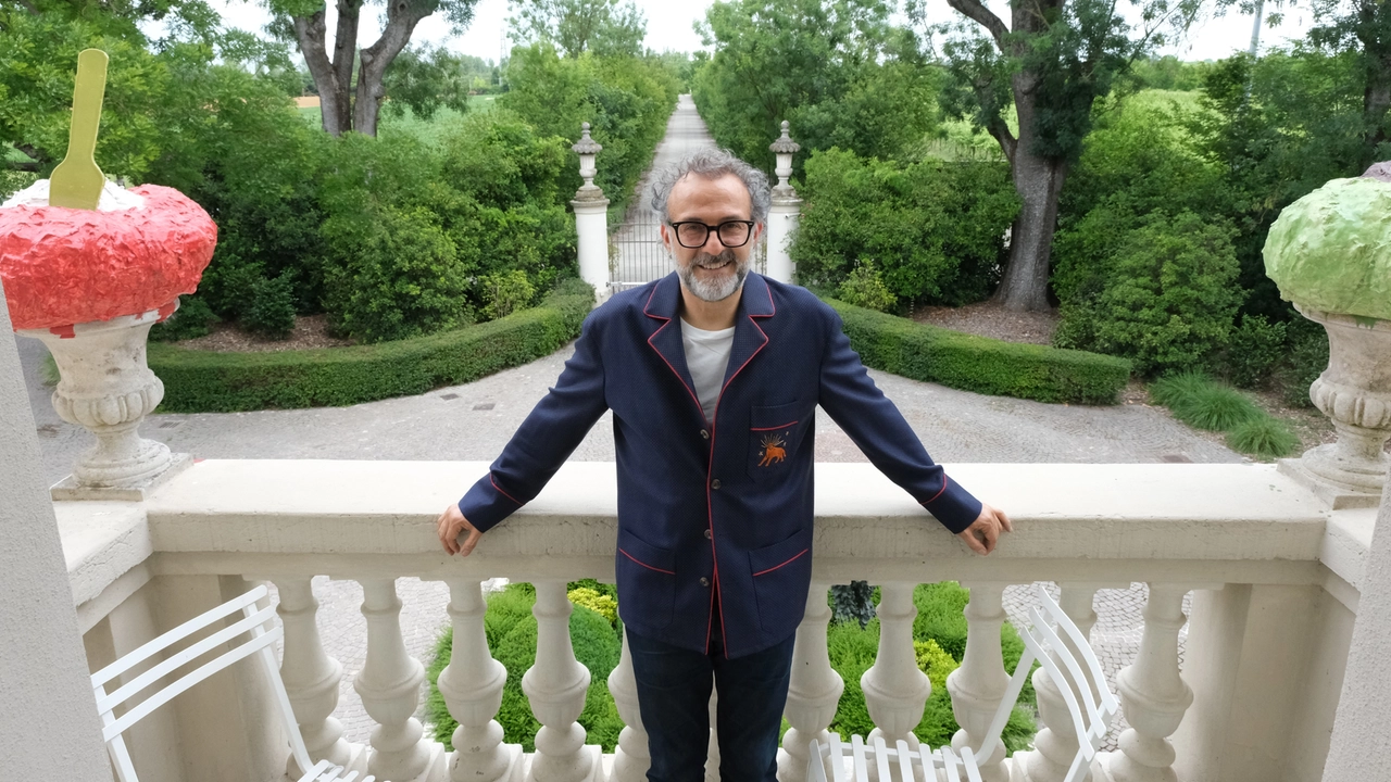 Lo chef stellato Massimo Bottura nella sua 'Casa Maria Luigia' a Modena