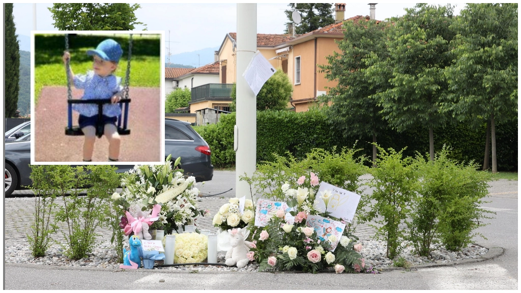 Mazzi di fiori fuori dalla scuola Little England dove è morta la piccola Sofia Archetti