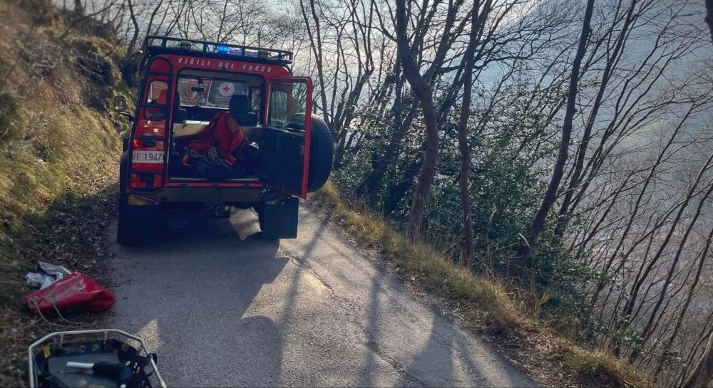 Lecco, precipita per 60 metri in una scarpata: soccorso escurionista di 69 anni